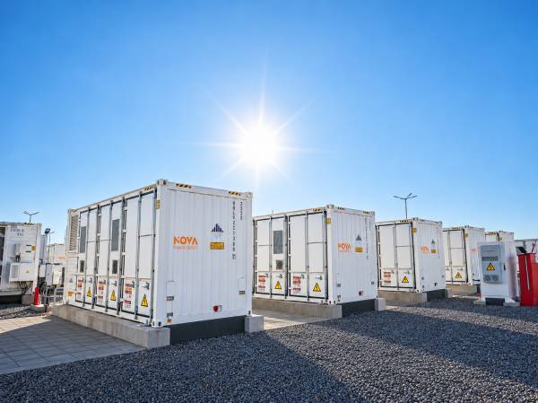 Containere de stocare a energiei în baterii, într-un parc NOVA